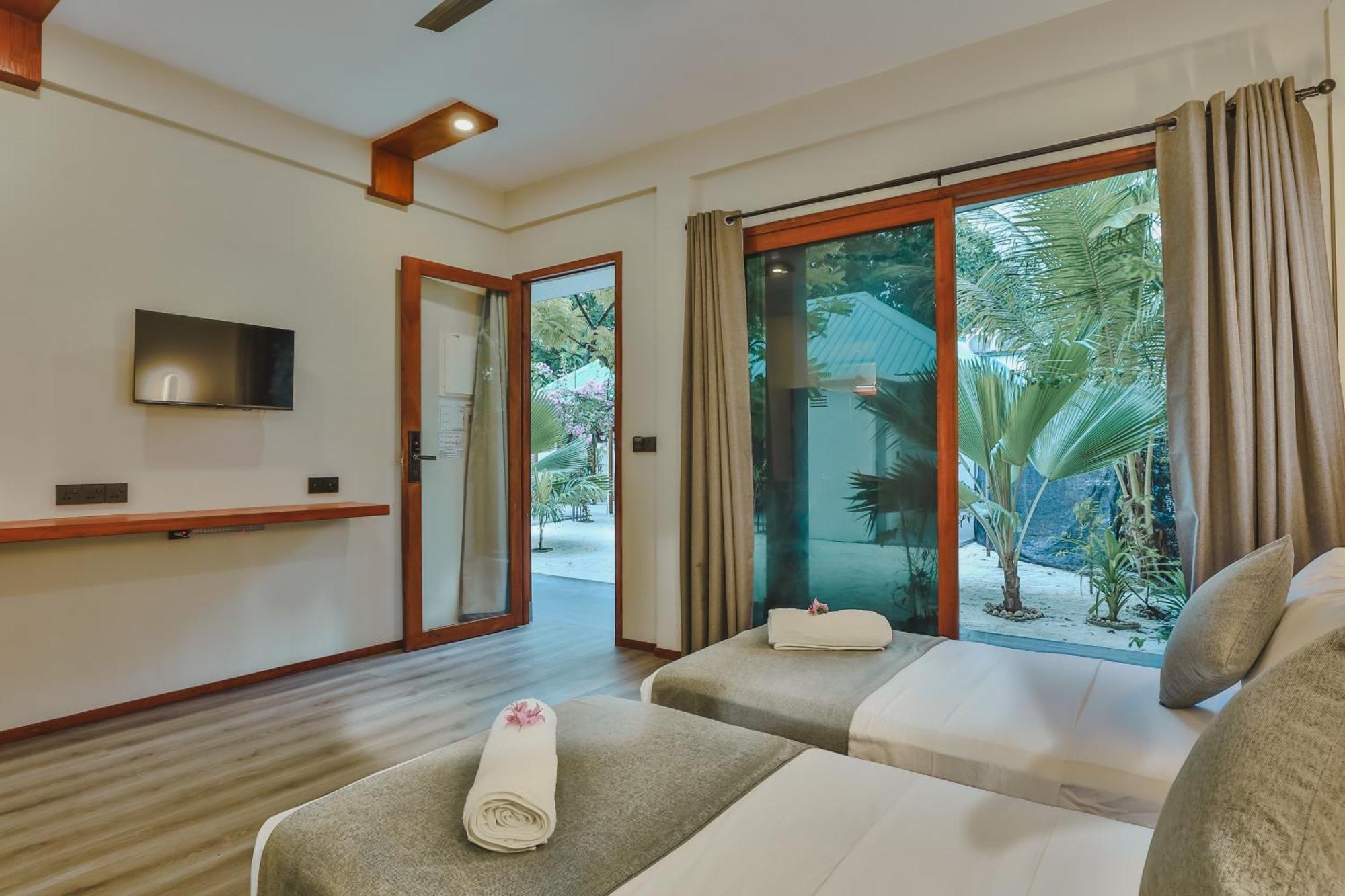 Sunny Breeze View Hotel Hangnaameedhoo Bagian luar foto