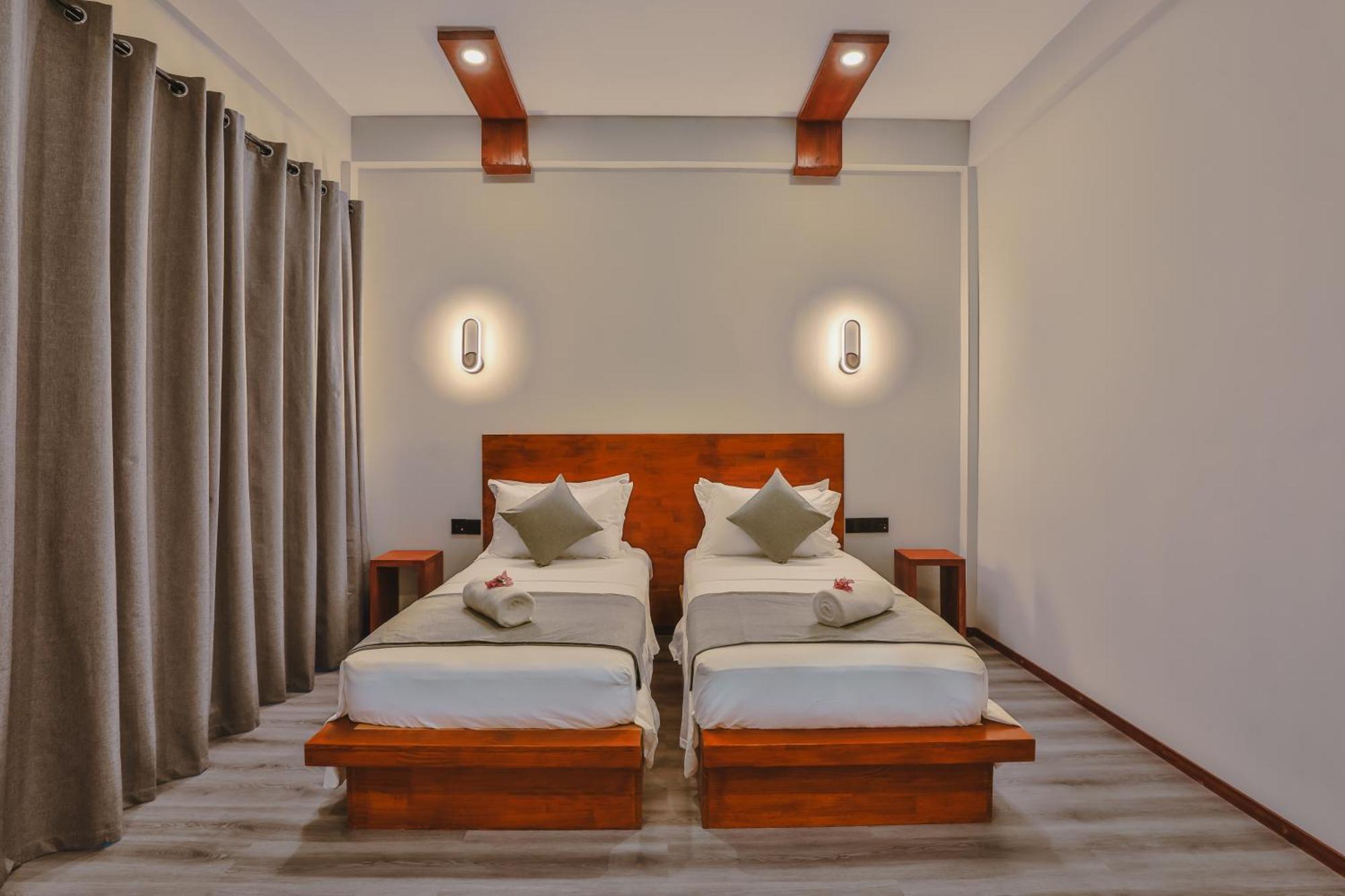 Sunny Breeze View Hotel Hangnaameedhoo Bagian luar foto