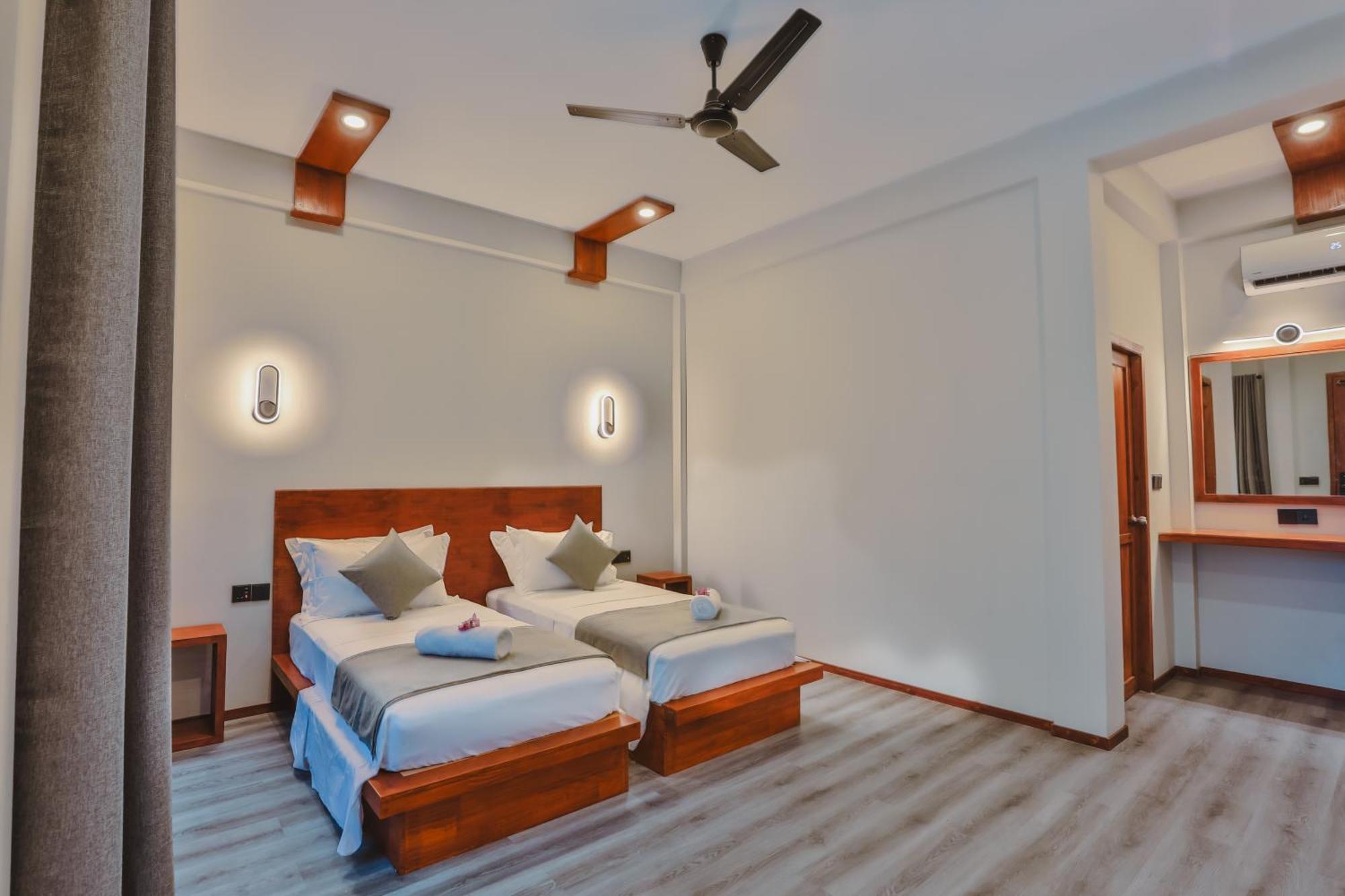 Sunny Breeze View Hotel Hangnaameedhoo Bagian luar foto