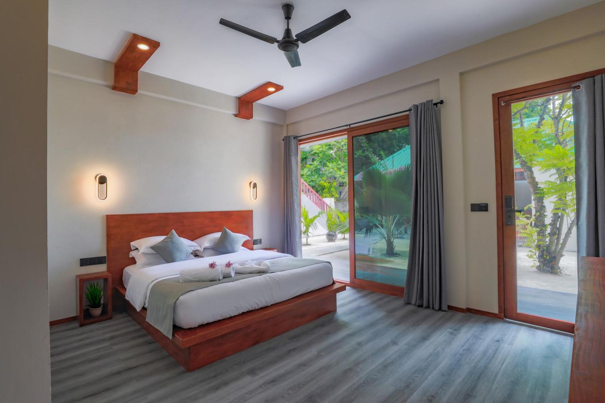 Sunny Breeze View Hotel Hangnaameedhoo Bagian luar foto