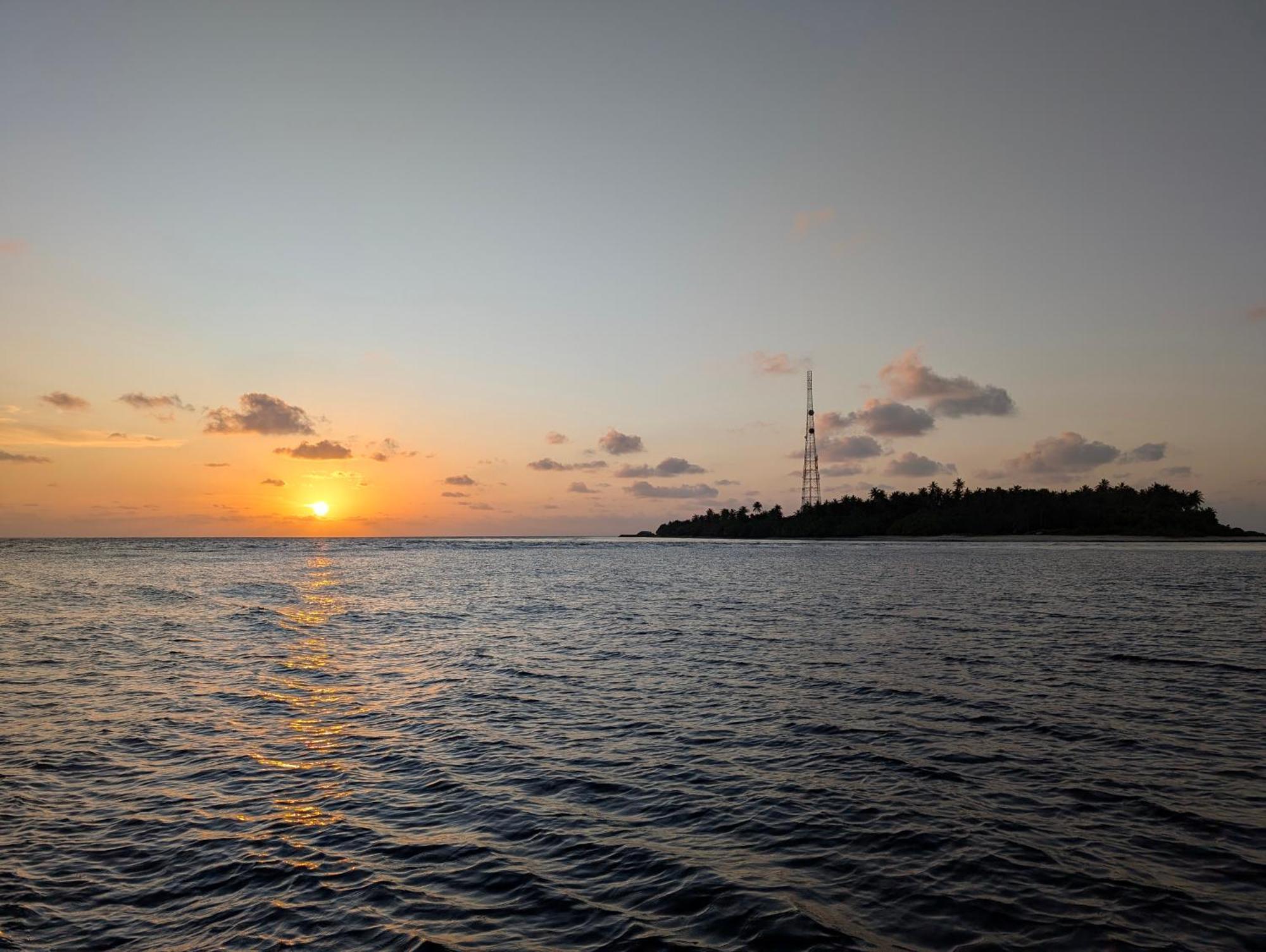 Sunny Breeze View Hotel Hangnaameedhoo Bagian luar foto